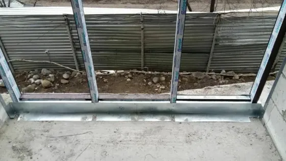 Рабочие на строительной площадке, занимающиеся отделкой фасада