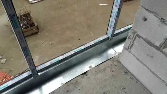 Рабочие на строительной площадке, занимающиеся отделкой фасада