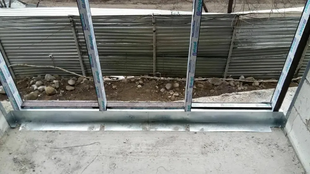 Открытые окна в строительном объекте без остекления