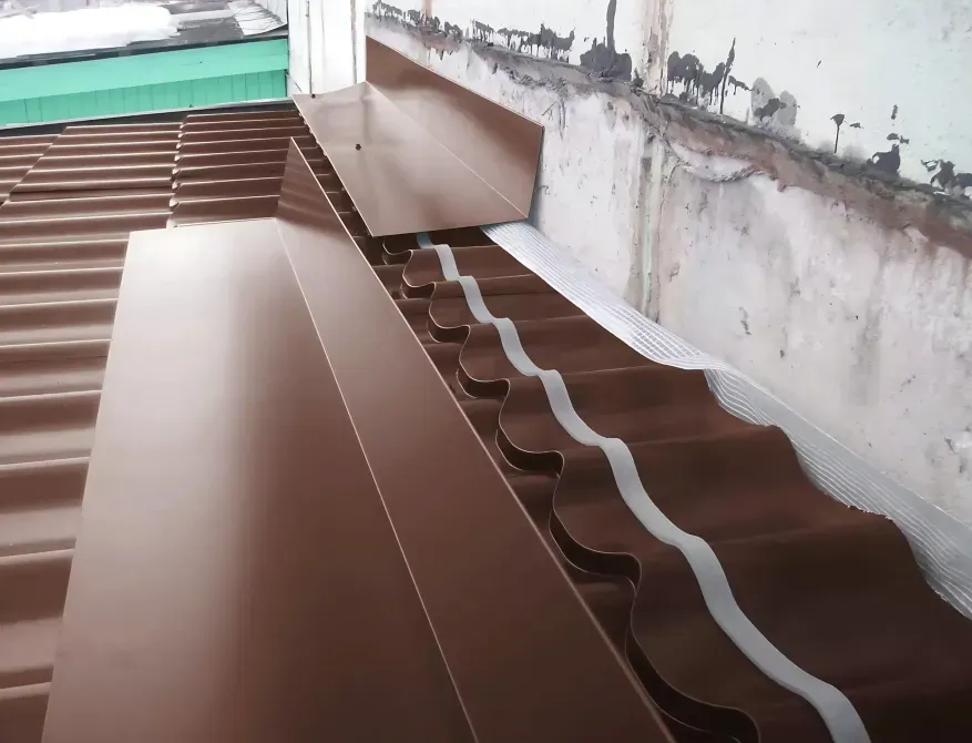 Профильденген парақтары бар шатыр және дренаждық жүйе