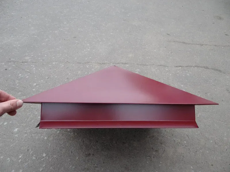 Қызыл түсті шатыр ұшы үшбұрышты формада