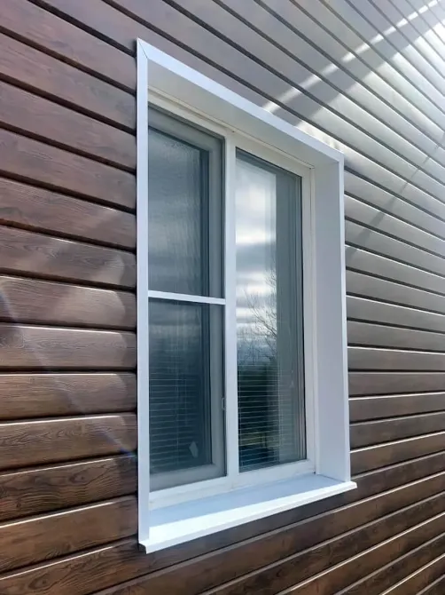 Ағаш қабырғаның ішіндегі ақ пластик терезе профилі