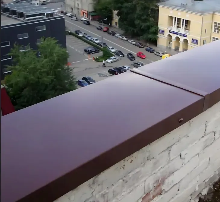 Вид на улицу с крыши, кровельное покрытие коричневого цвета