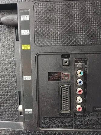 Телевизордың суреті: полициядан қашып бара жатқан ер адам жолда