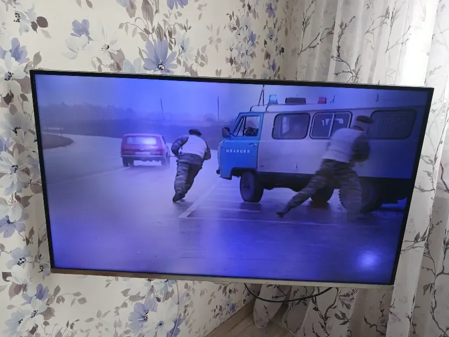 Телевизордың суреті: полициядан қашып бара жатқан ер адам жолда