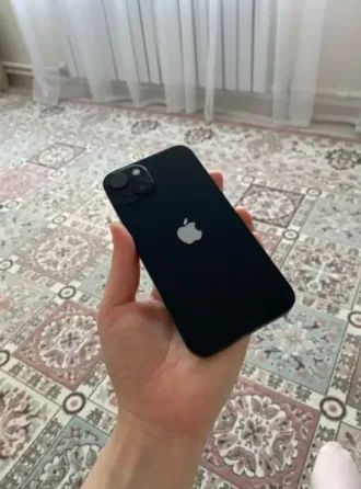 Смартфон с экраном, показывающим время и графический интерфейс