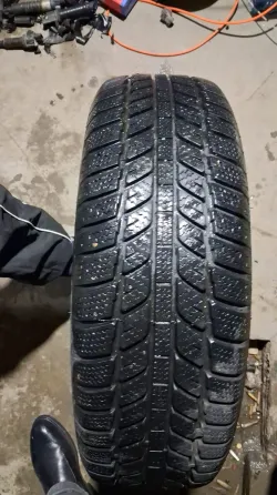 Колесный диск с шинами, вид спереди