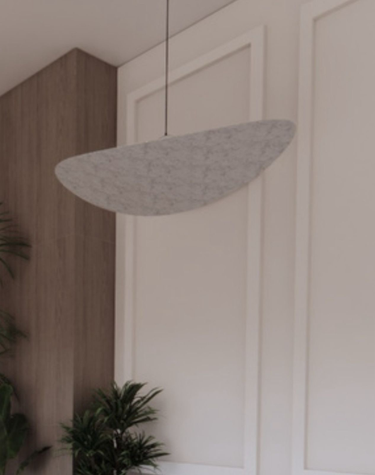 Жарқырауыш жартылай дөңгелек пішінінде, төбеге ілінген, заманауи дизайнмен және текстуралы бетімен, панельдер мен жасыл өсімдіктермен жабдықталған қабырға фонында.