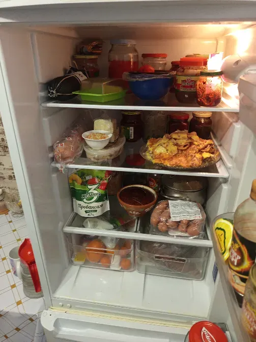 Интерьер холодильника, заполненный продуктами и контейнерами с едой