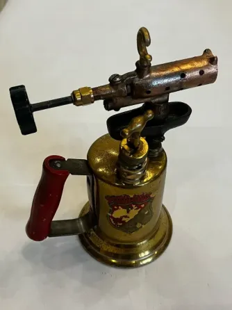 Ретро горелка с металлическим корпусом и красной ручкой