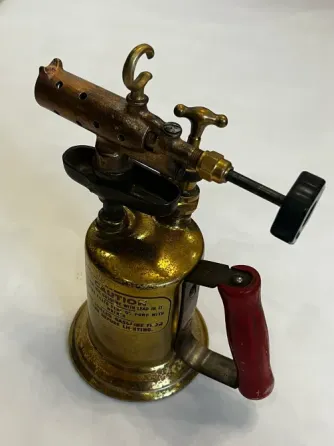 Ретро горелка с металлическим корпусом и красной ручкой