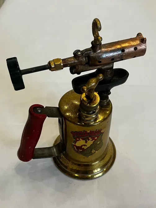 Ретро горелка с металлическим корпусом и красной ручкой