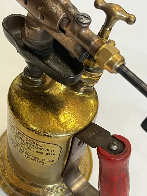 Ближний план ретро горелки с надписью о предостережении