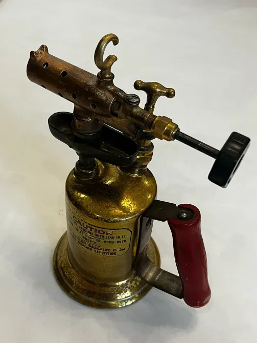 Вид сбоку на горелку с деталями