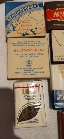 Сигаретные пачки на белом фоне