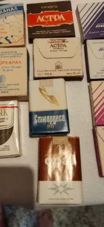 Сигаретные пачки на белом фоне