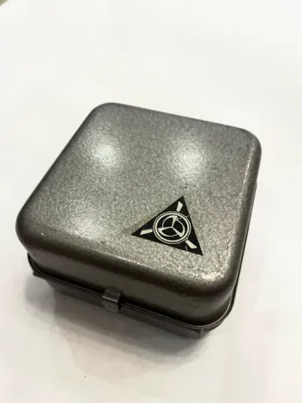 Газовая палаточная плита в открытом футляре с аксессуарами