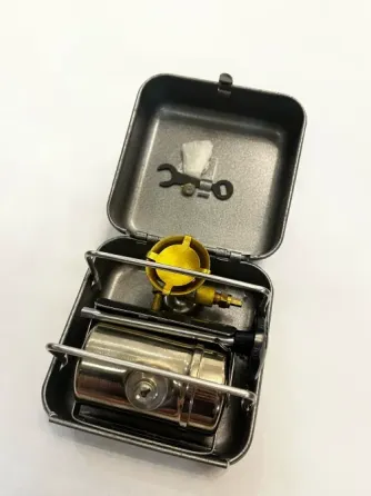 Газовая палаточная плита в открытом футляре с аксессуарами