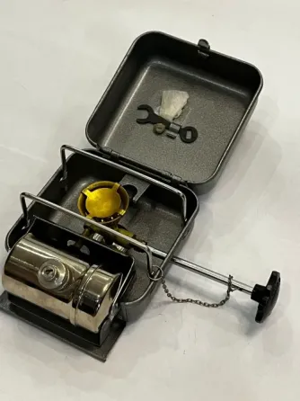 Газовая палаточная плита в открытом футляре с аксессуарами