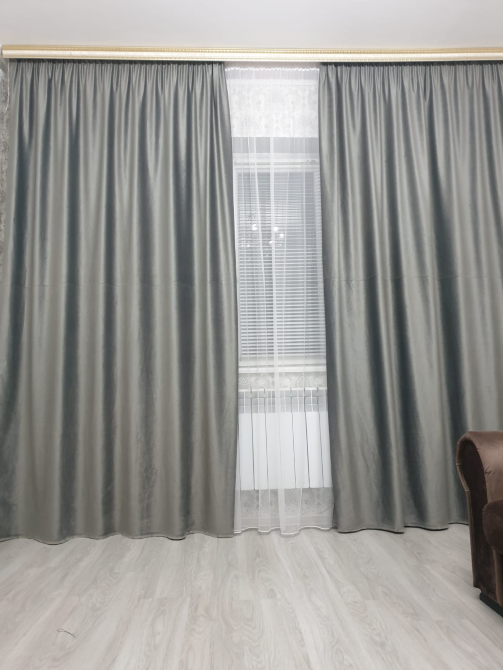 Қара шторлардың жақын көрінісі мен бөлмедегі терезе