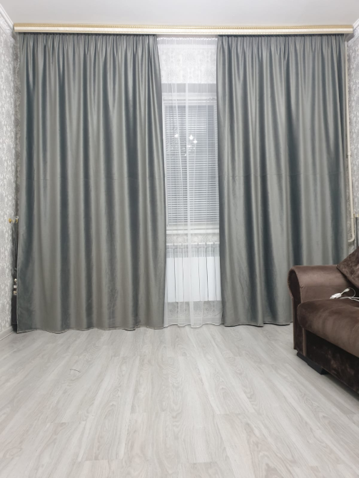 Сарғыш-қара шторы бөлменің ашық еденімен