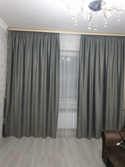 Штанды бөлменің жалпы көрінісі және штораның үстіндегі кірпіш