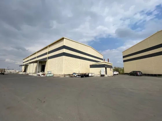 Кең қойма, жеңіл түспен боялған бүйір қабырғаларымен және ашық вороттарымен