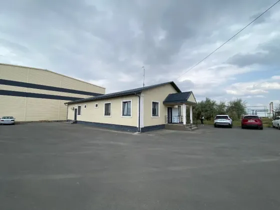 Кең қойма, жеңіл түспен боялған бүйір қабырғаларымен және ашық вороттарымен