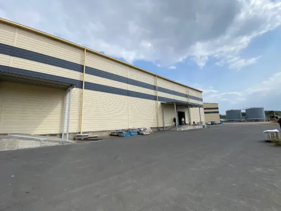 Кең қойма, жеңіл түспен боялған бүйір қабырғаларымен және ашық вороттарымен