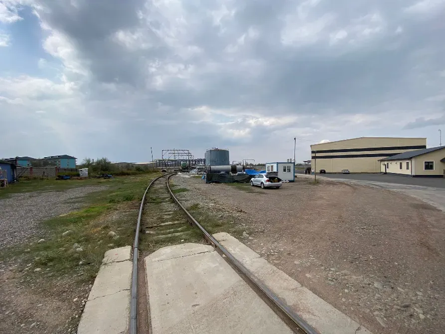 Железнодорожный путь, проходящий мимо складов и зданий