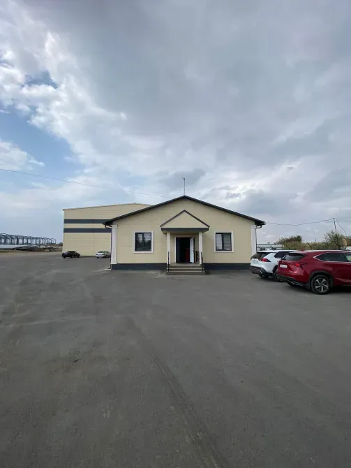 Главный вход в здание офиса с парковкой и соседним складом