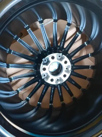 Красивая колесная диск с современным дизайном, черный и полированный металл