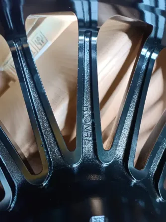 Красивая колесная диск с современным дизайном, черный и полированный металл