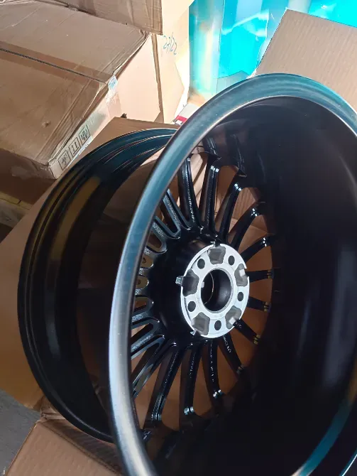 Неправильное положение колесного диска, вид сбоку на внутреннюю часть