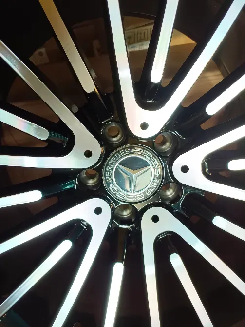 Центральная часть колесного диска с логотипом Mercedes и уникальным дизайном
