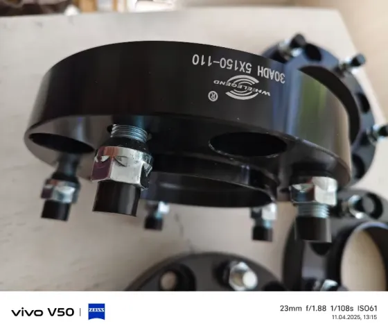 Четыре черные проставки для колес с болтами