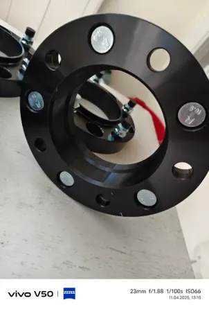 Четыре черные проставки для колес с болтами