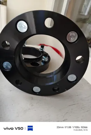 Четыре черные проставки для колес с болтами