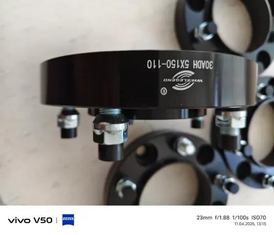 Четыре черные проставки для колес с болтами