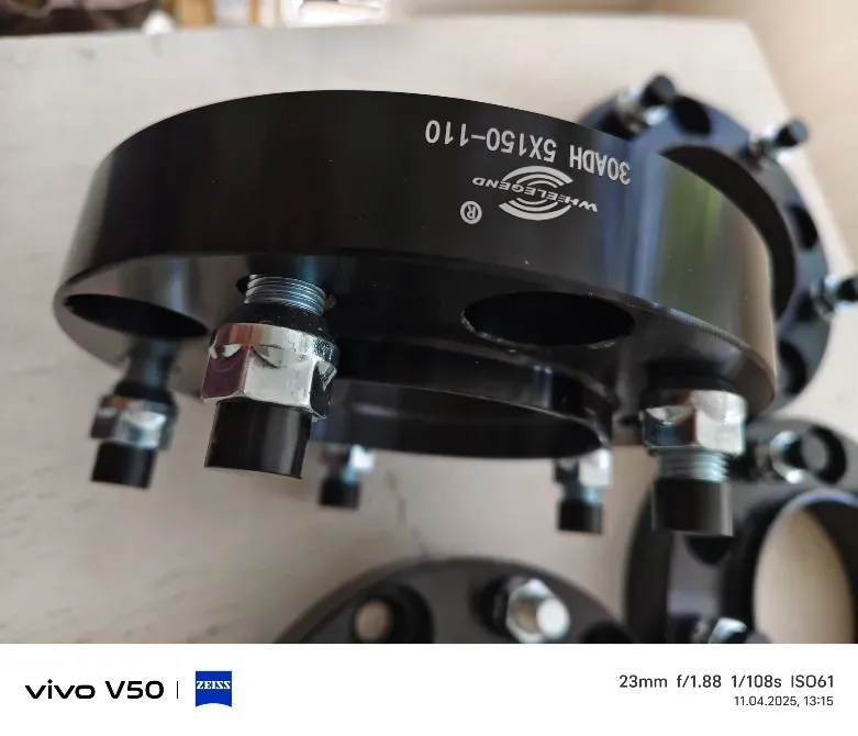 Черная проставка для колес с болтами и маркировкой