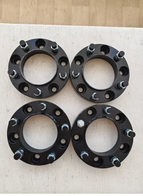 Четыре черные проставки для колес с болтами