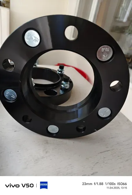 Два вида черных проставок для колес с различными креплениями