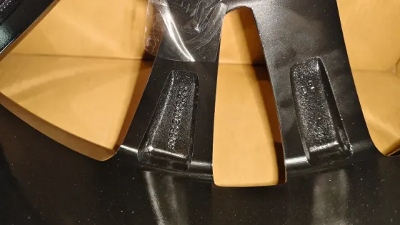 Диски авто на фоне коробок