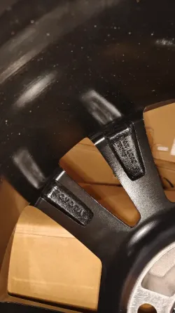 Диски авто на фоне коробок