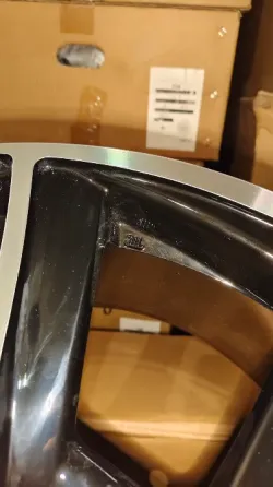 Диски авто на фоне коробок