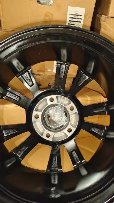 Диск авто на фоне коробок