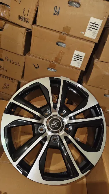 Диски авто на фоне коробок