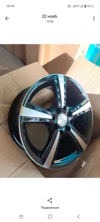 Литой диск для автомобиля, черный с голубыми элементами и хромированными вставками