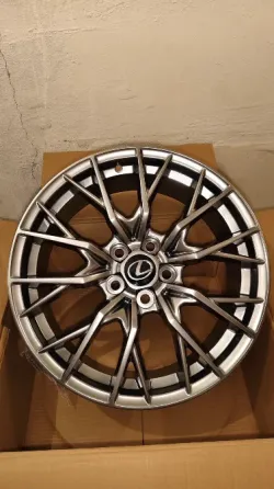 Диск автомобиля Lexus в коробке