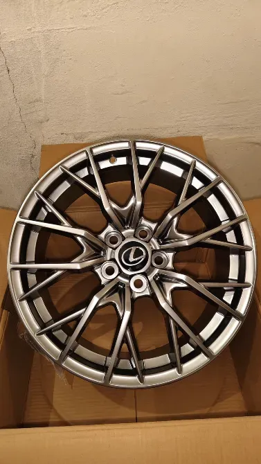 Диск автомобиля Lexus, вид сверху на коробке